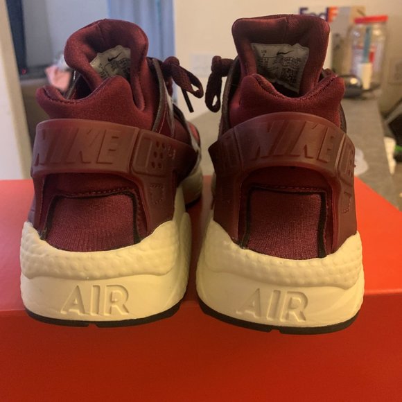 Nike Womens Huraches size 7.  New with box - Picture 3 of 4